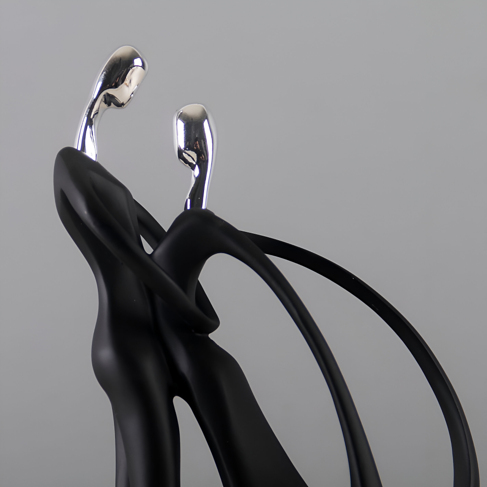 Dansende par skulptur i konstharts – moderne romantisk dekoration