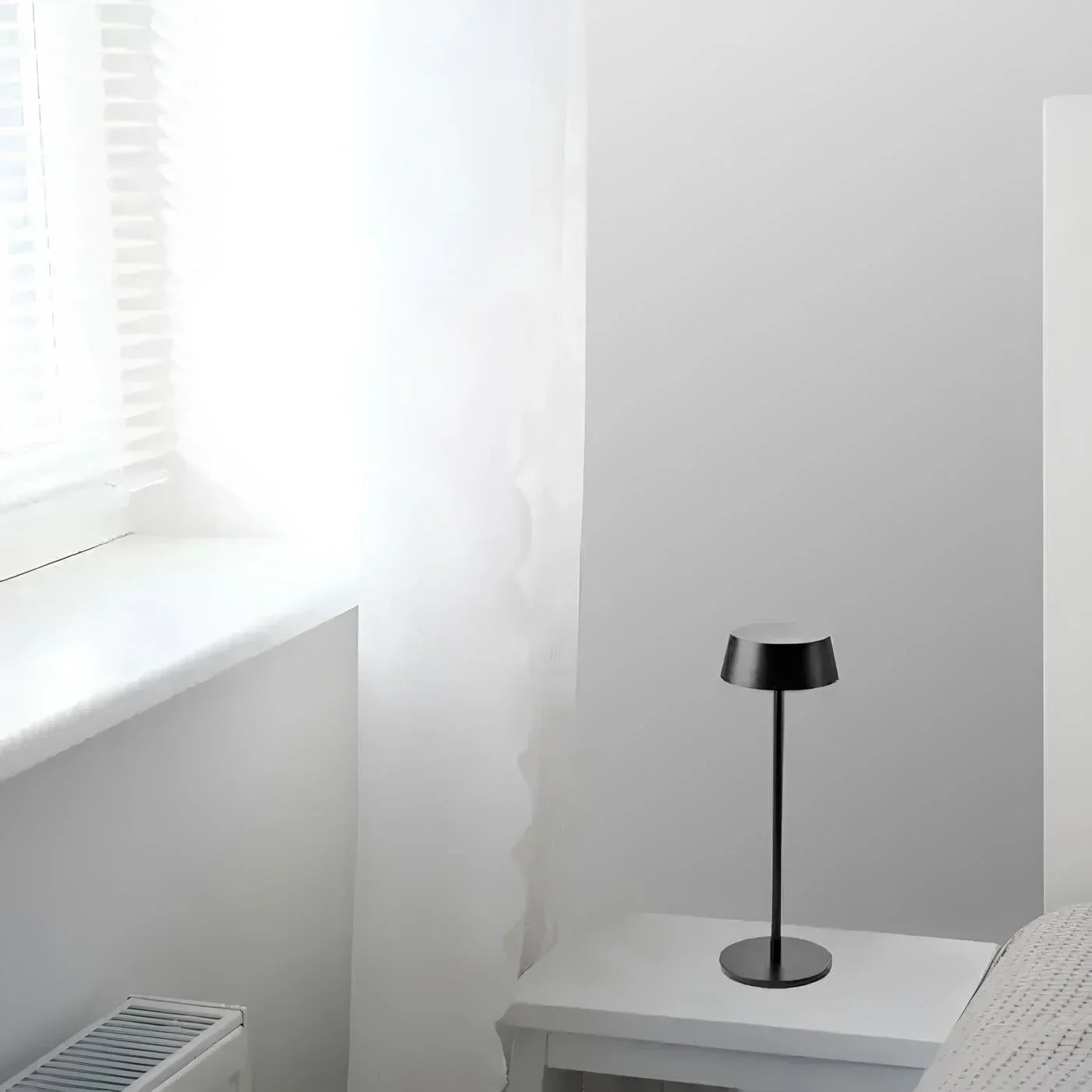 LumaTouch – Trådlös Bordslampa med Dimbar LED och Modern Design