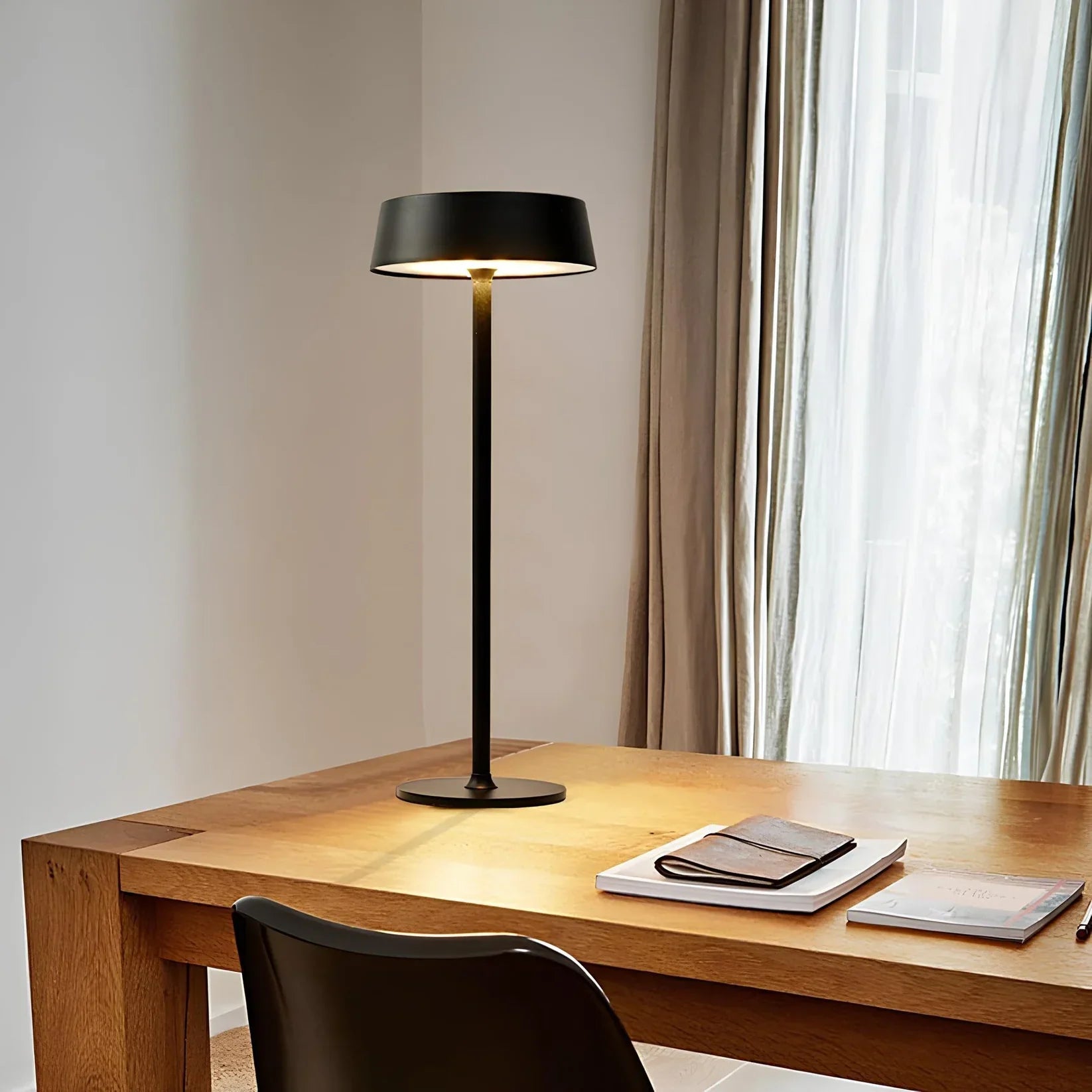 LumaTouch – Trådlös Bordslampa med Dimbar LED och Modern Design