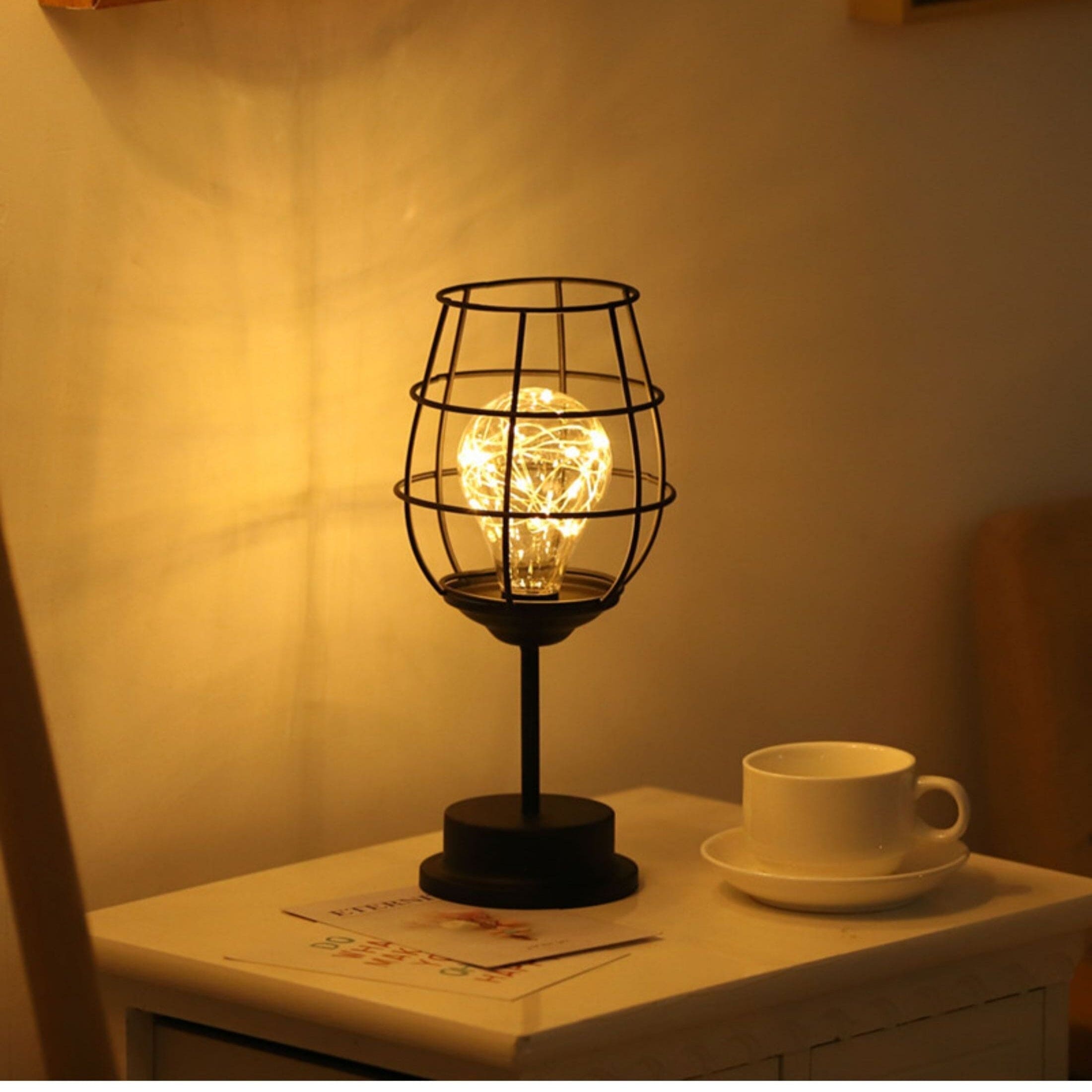 Sort bordlampe med varm belysning – moderne og elegant design