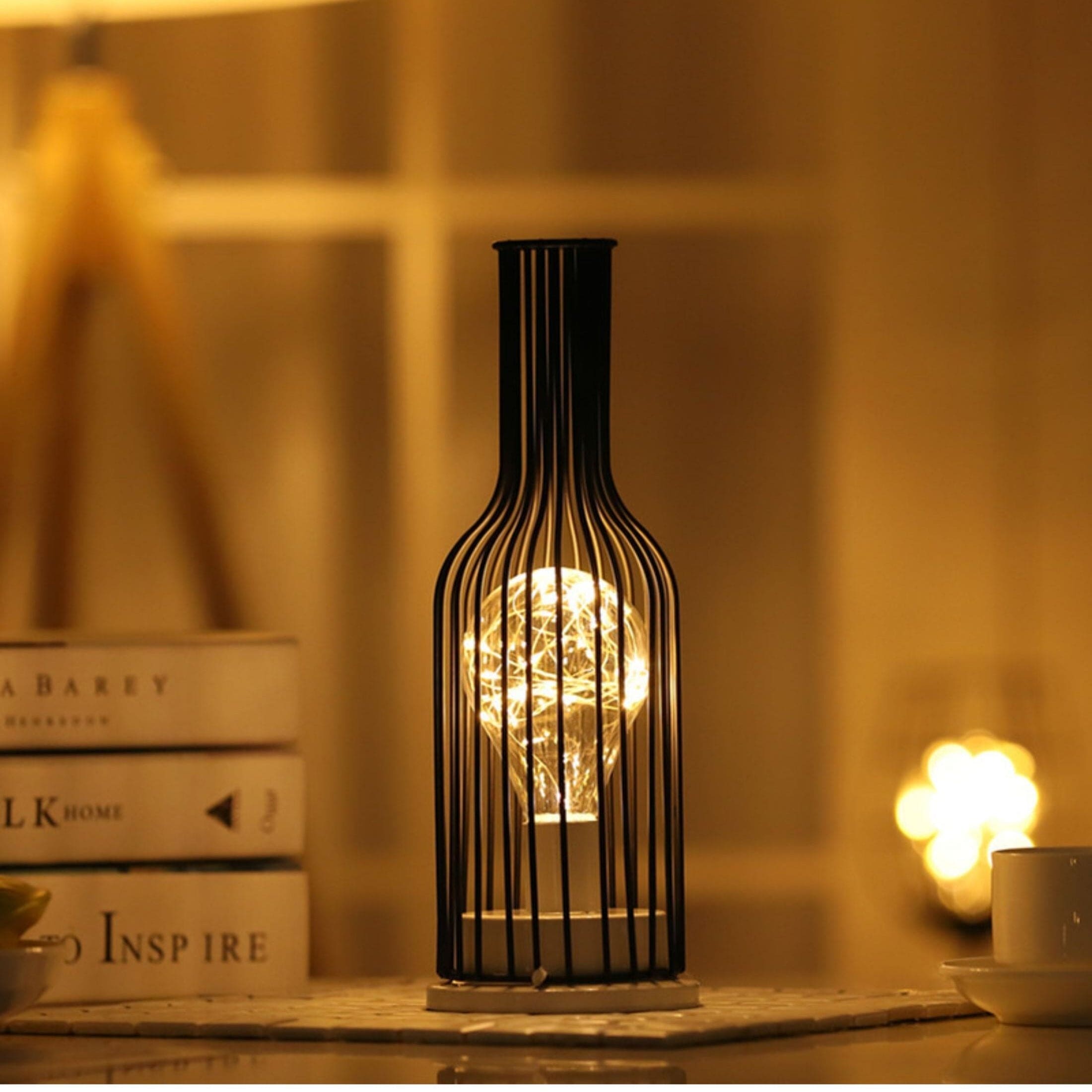 Sort bordlampe med varm belysning – moderne og elegant design