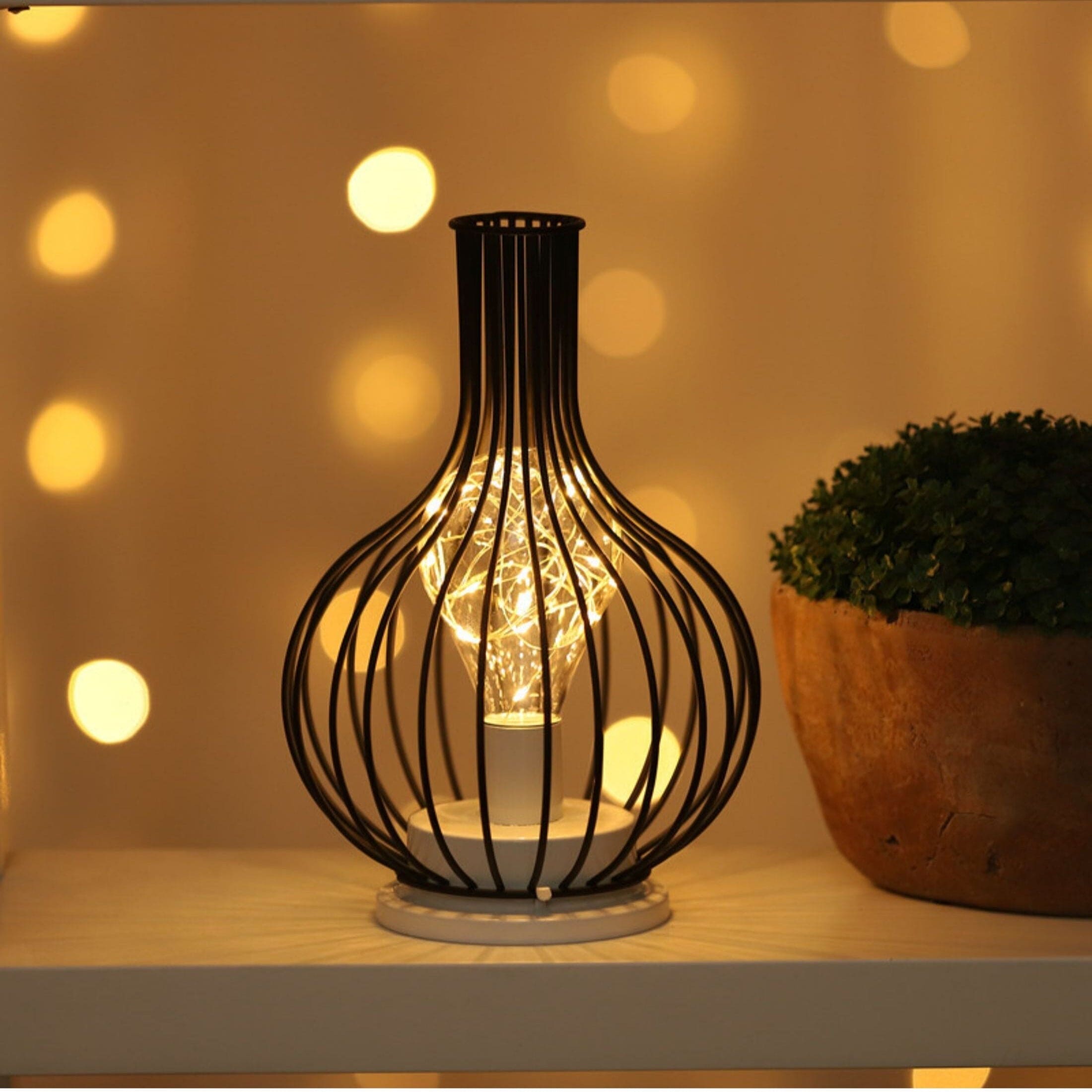 Sort bordlampe med varm belysning – moderne og elegant design