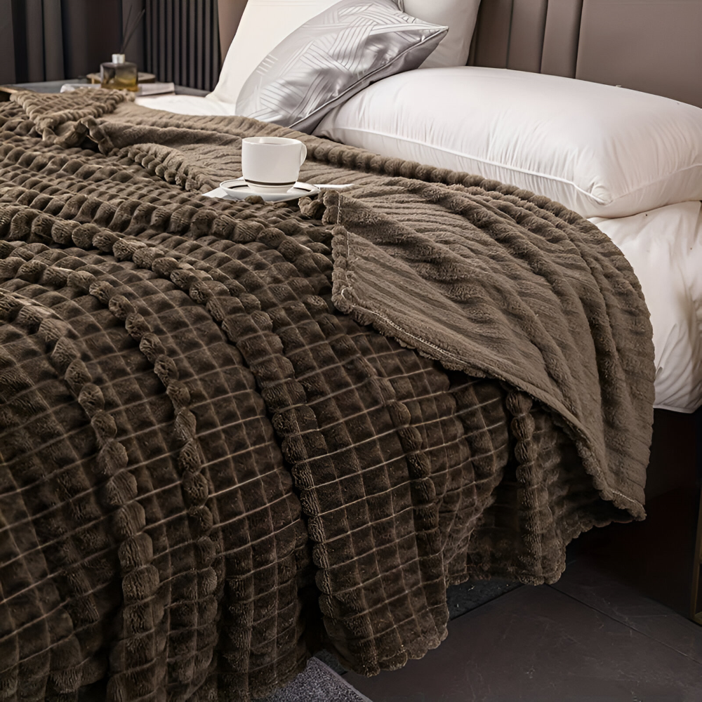WaveLuxe Plaid – Ultra Fluffy Koralfleece Tæppe med Struktur