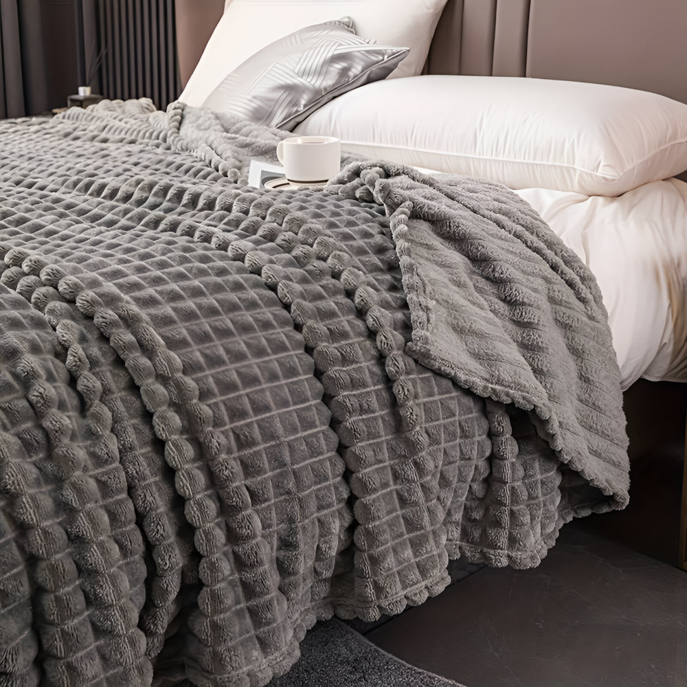 WaveLuxe Plaid – Ultra Fluffy Koralfleece Tæppe med Struktur