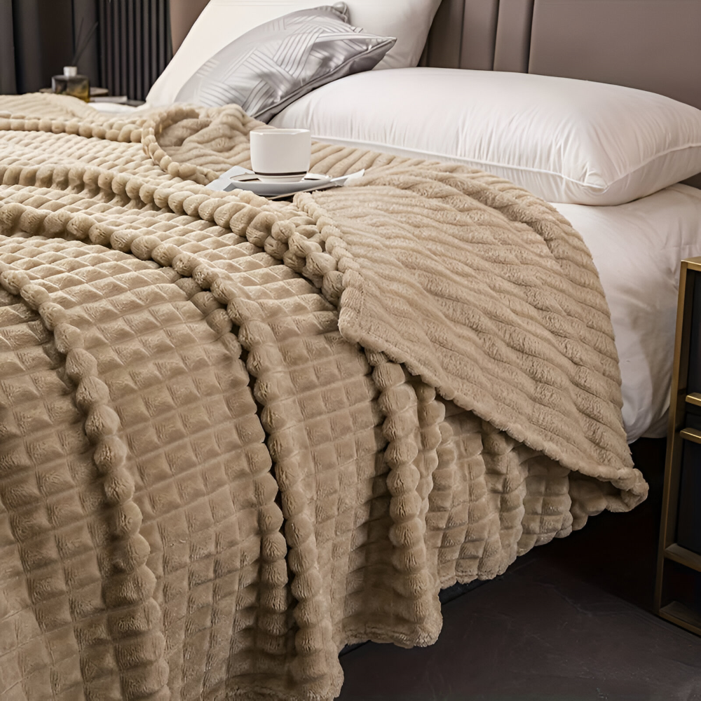 WaveLuxe Plaid – Ultra Fluffy Koralfleece Tæppe med Struktur