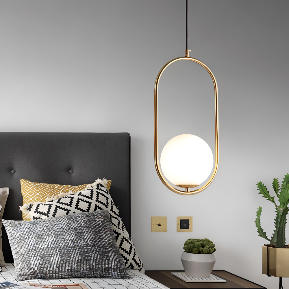 Moderne guld pendel lampe med glaskugle og ellipse design