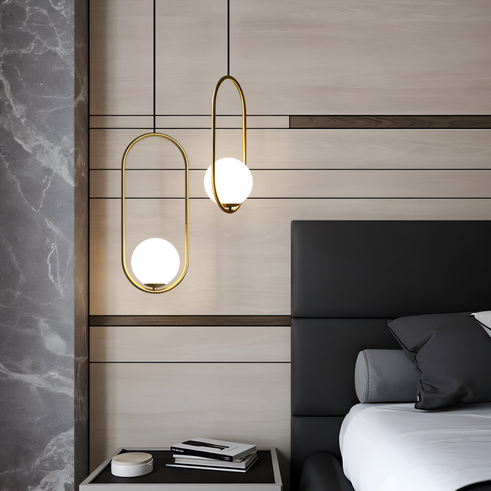 Moderne guld pendel lampe med glaskugle og ellipse design