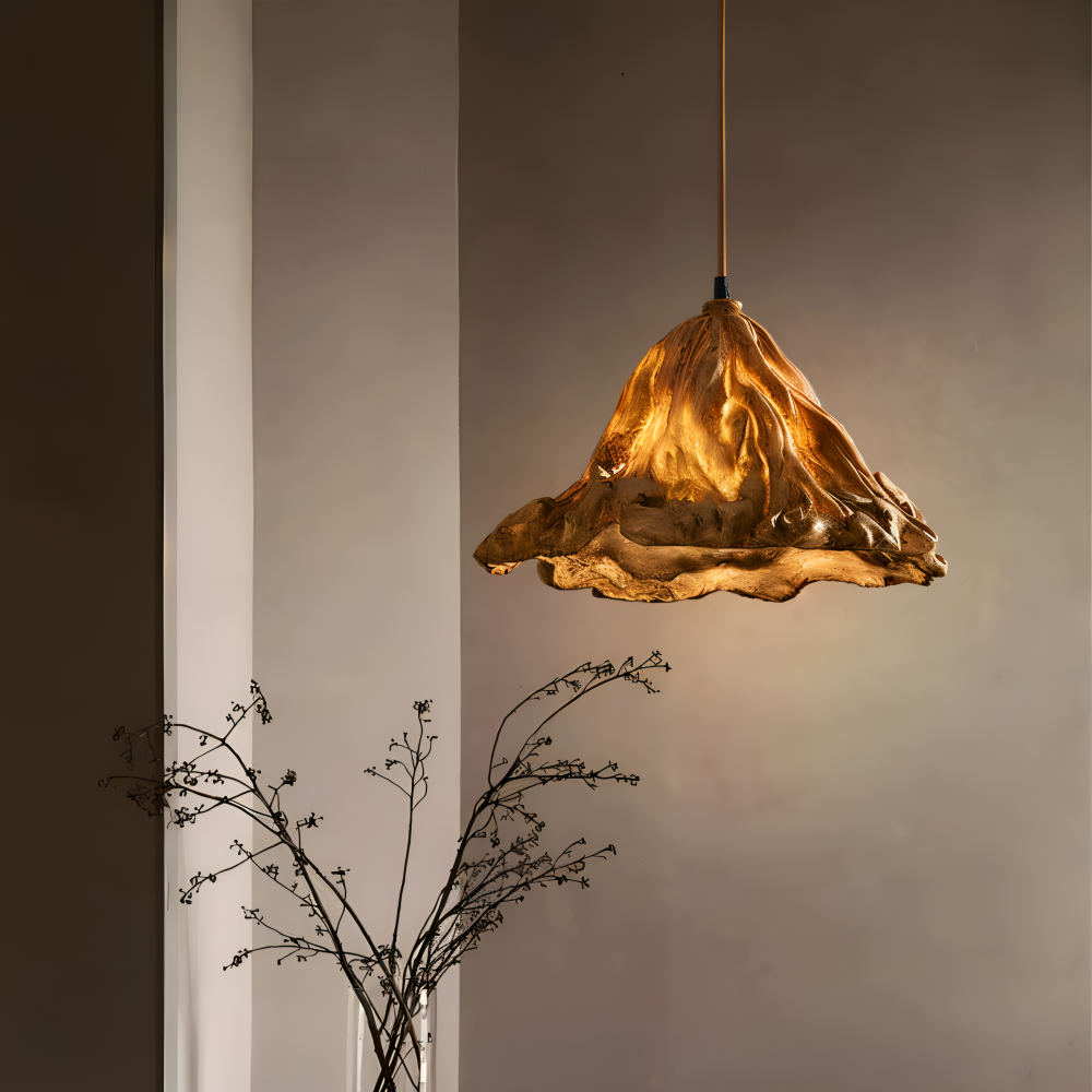 Vulkan pendellampe i resin og metal – kunstnerisk loftlampe med varmt lys