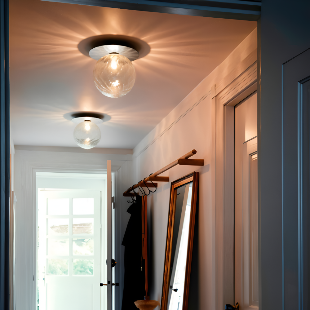 Elegant loftlampe med matteret eller klar glaskugle