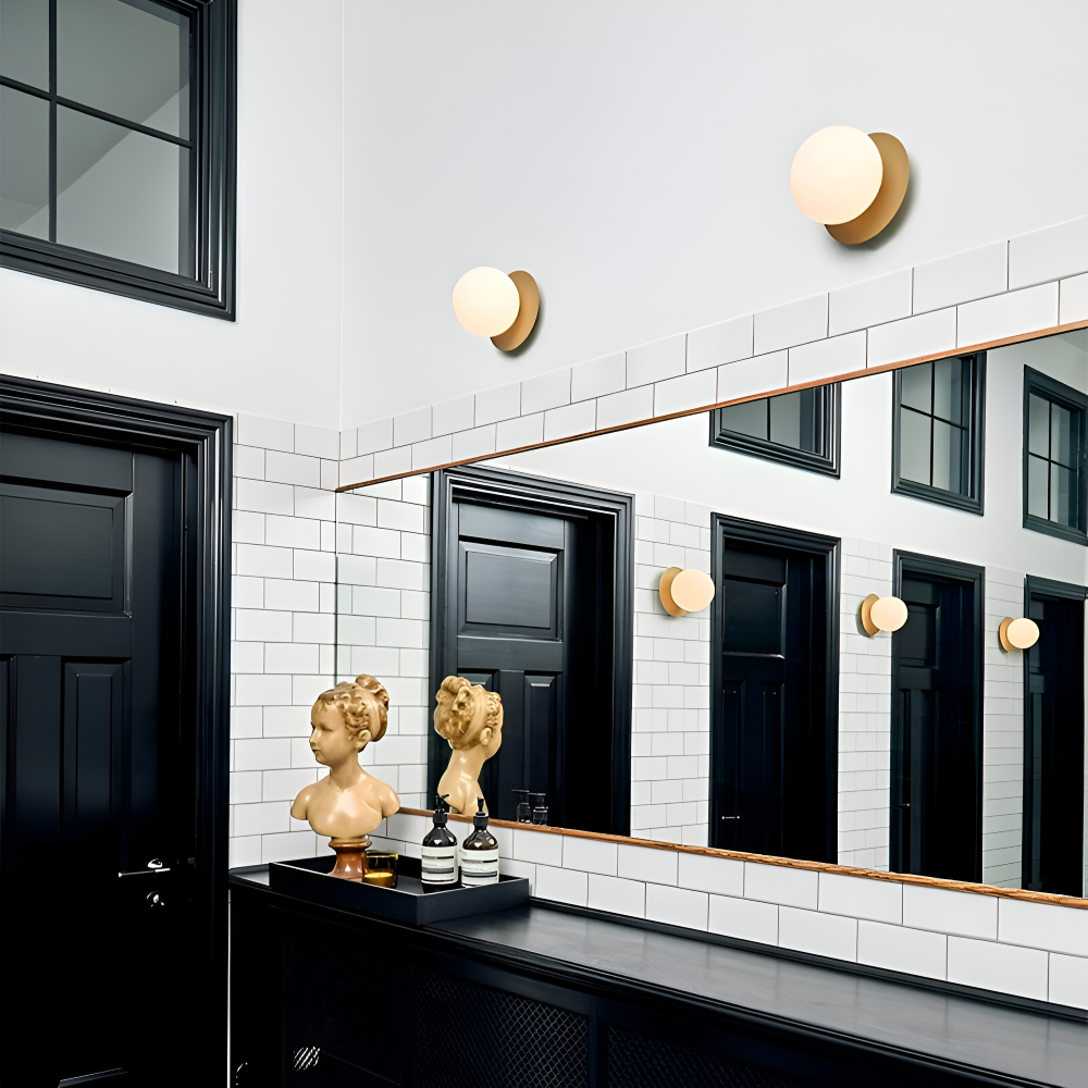 Elegant loftlampe med matteret eller klar glaskugle