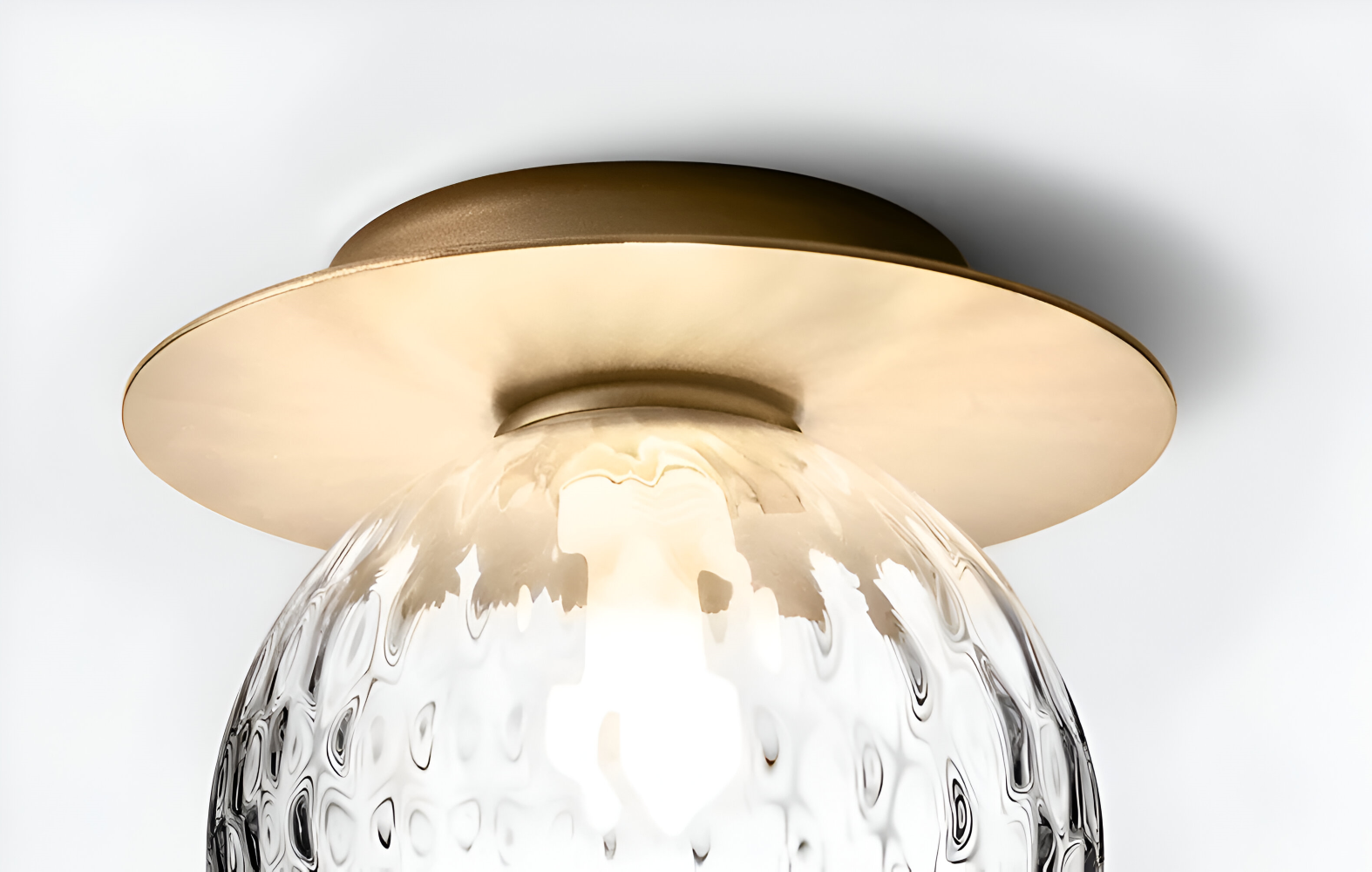Elegant loftlampe med matteret eller klar glaskugle