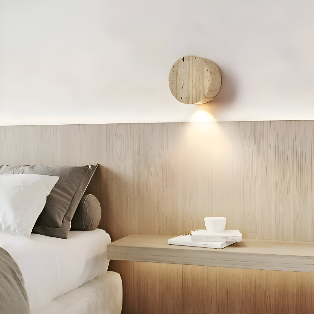 Rund væglampe i marmor – beige LED lampe i wabi sabi design