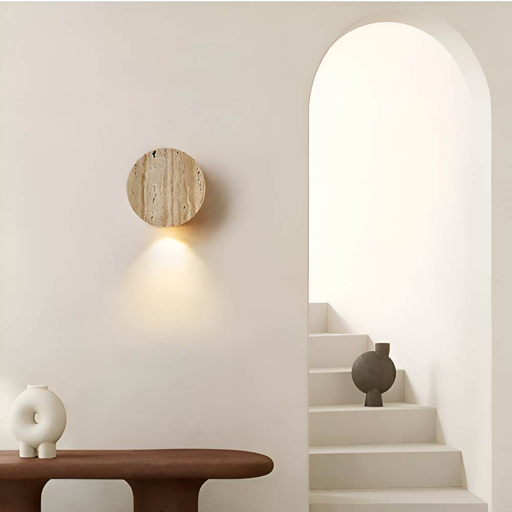 Rund væglampe i marmor – beige LED lampe i wabi sabi design