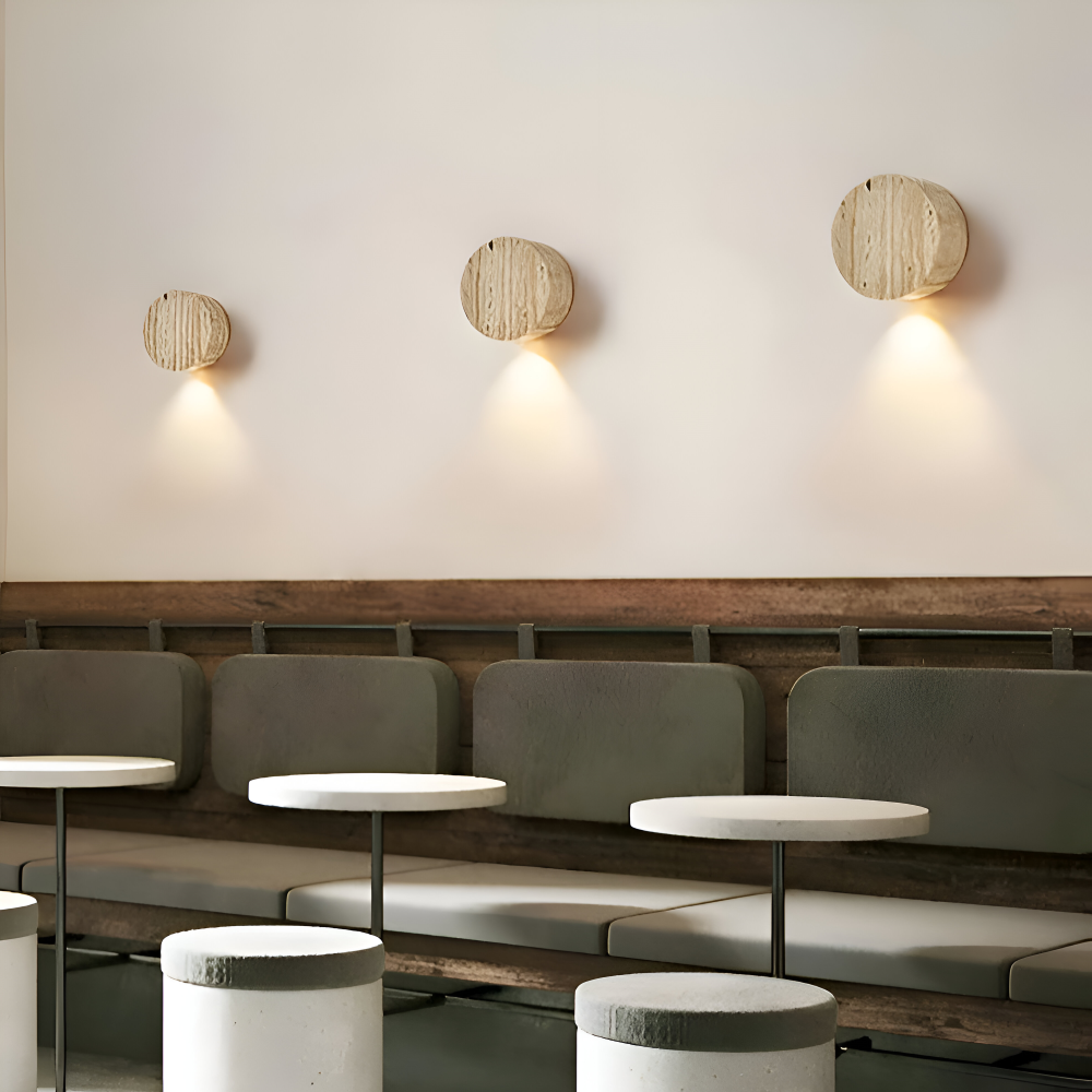 Rund væglampe i marmor – beige LED lampe i wabi sabi design