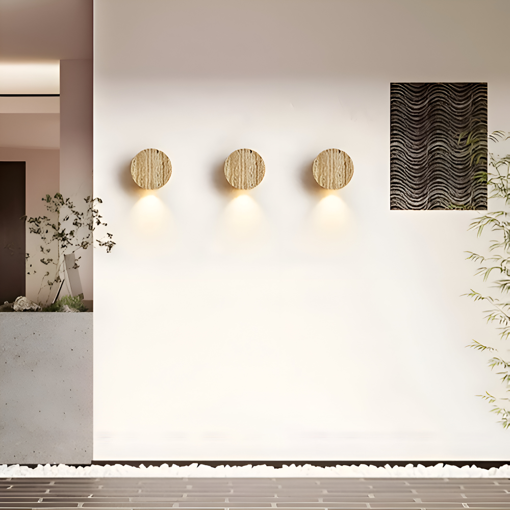 Rund væglampe i marmor – beige LED lampe i wabi sabi design