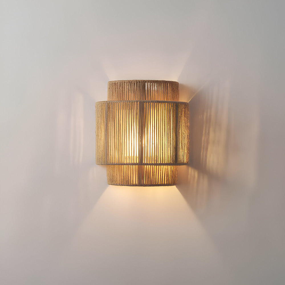 Væglampe i hamp og rattan – boho design med varm belysning