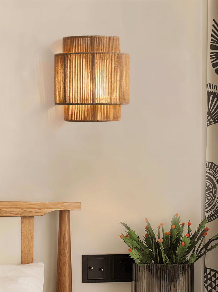 Væglampe i hamp og rattan – boho design med varm belysning