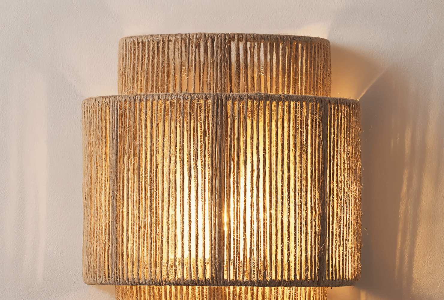 Væglampe i hamp og rattan – boho design med varm belysning