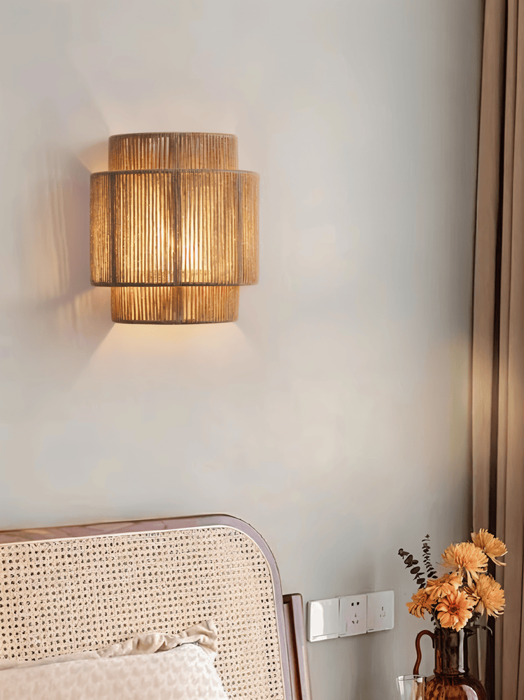 Væglampe i hamp og rattan – boho design med varm belysning