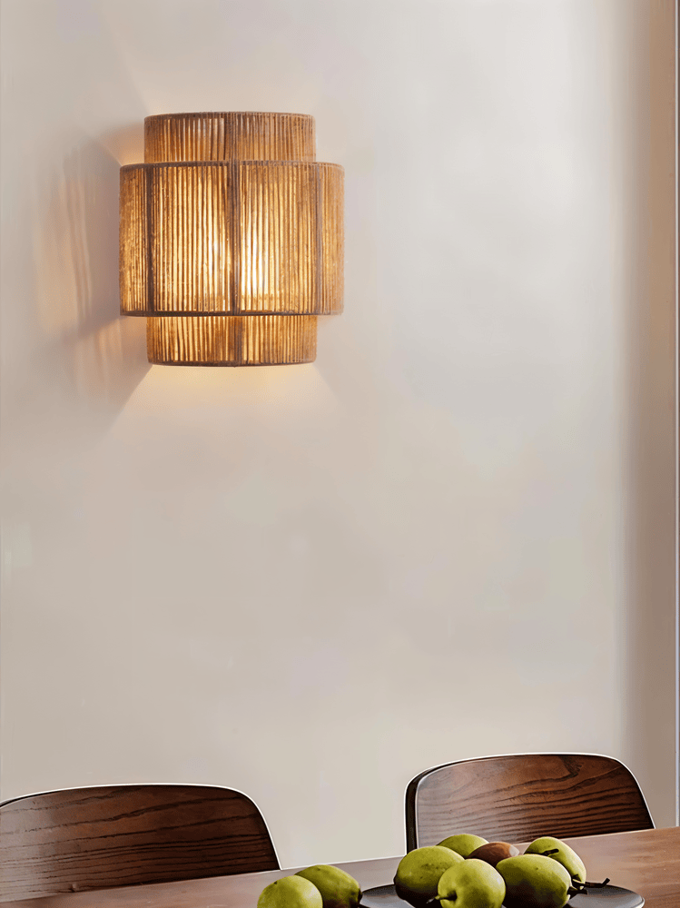 Væglampe i hamp og rattan – boho design med varm belysning