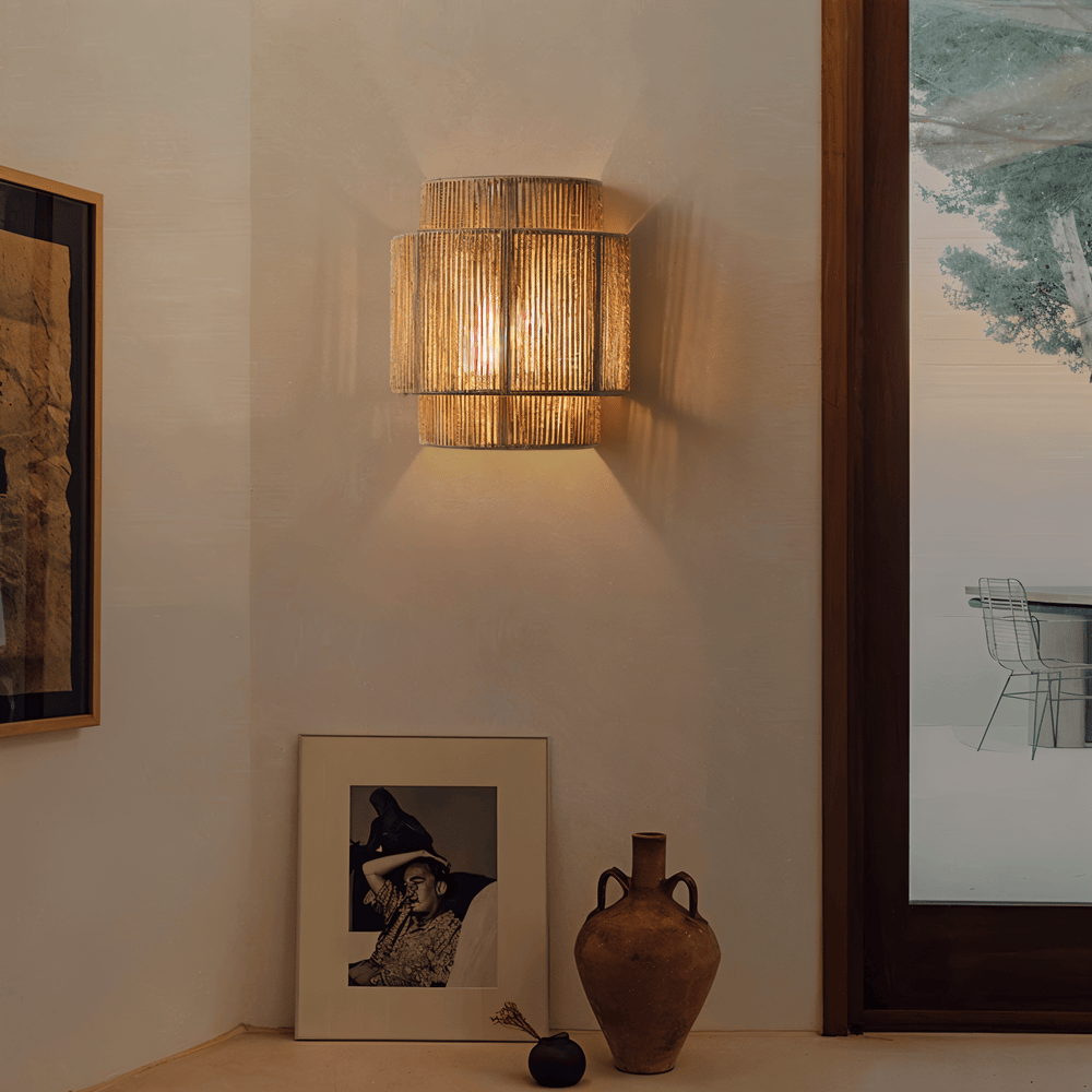 Væglampe i hamp og rattan – boho design med varm belysning