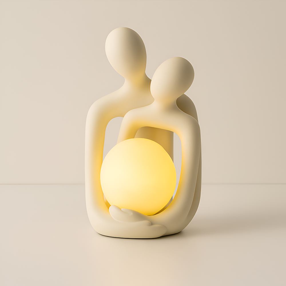 Omfavnende par skulptur med lys – moderne romantisk dekoration