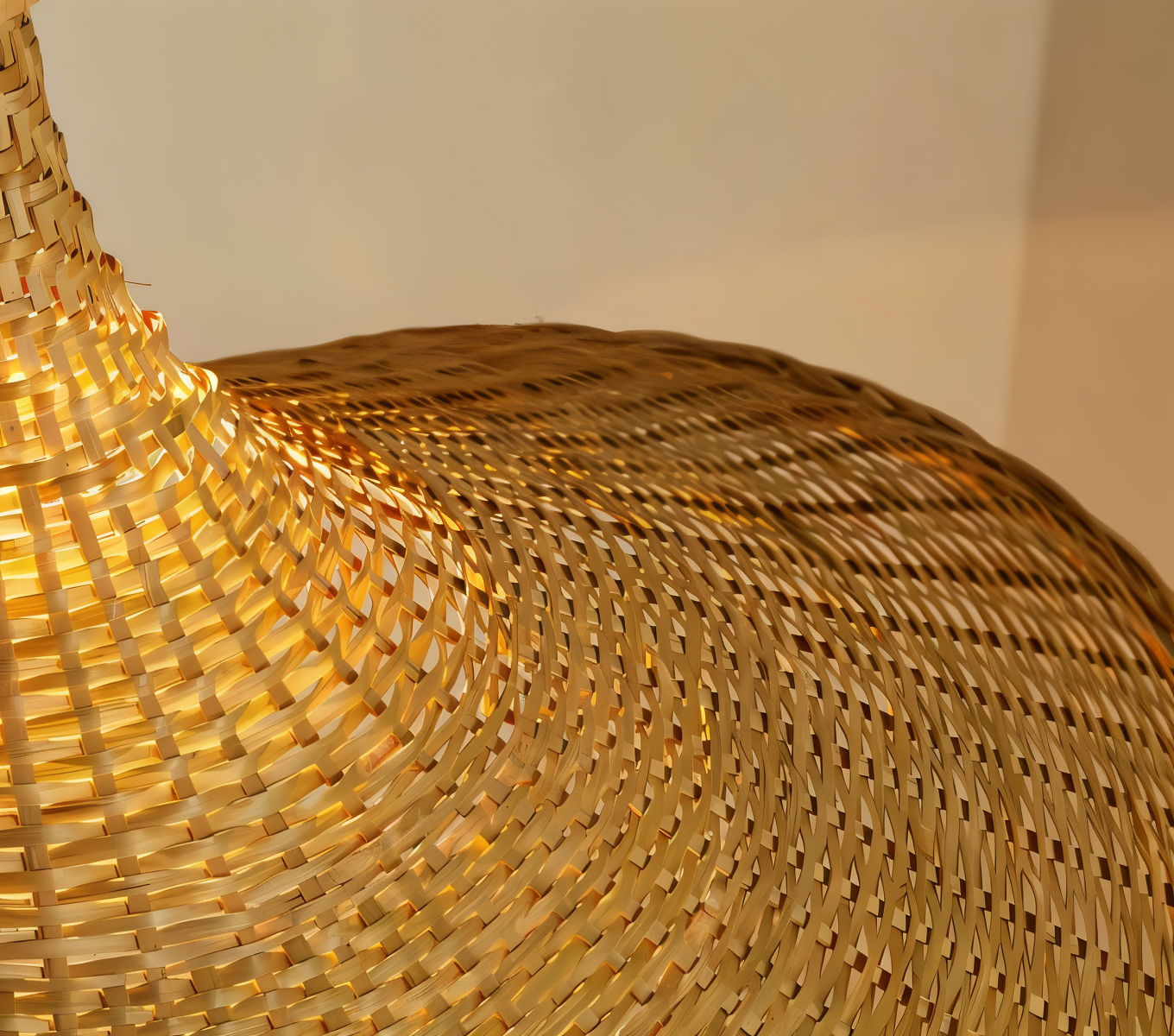 Pendellampe i bambus og rattan – håndlavet loftlampe i naturligt design