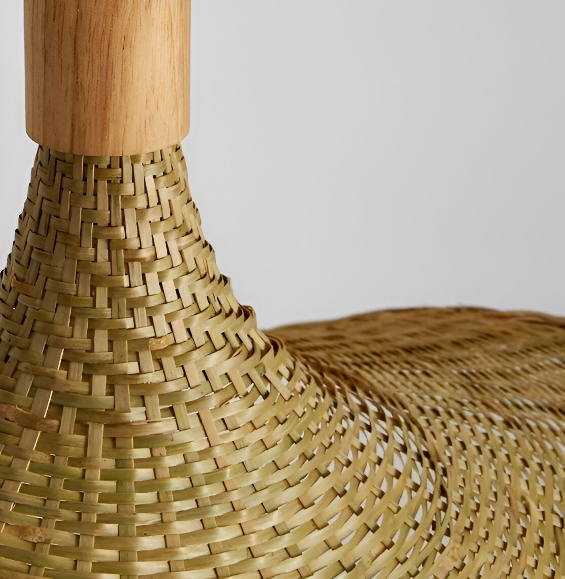 Pendellampe i bambus og rattan – håndlavet loftlampe i naturligt design