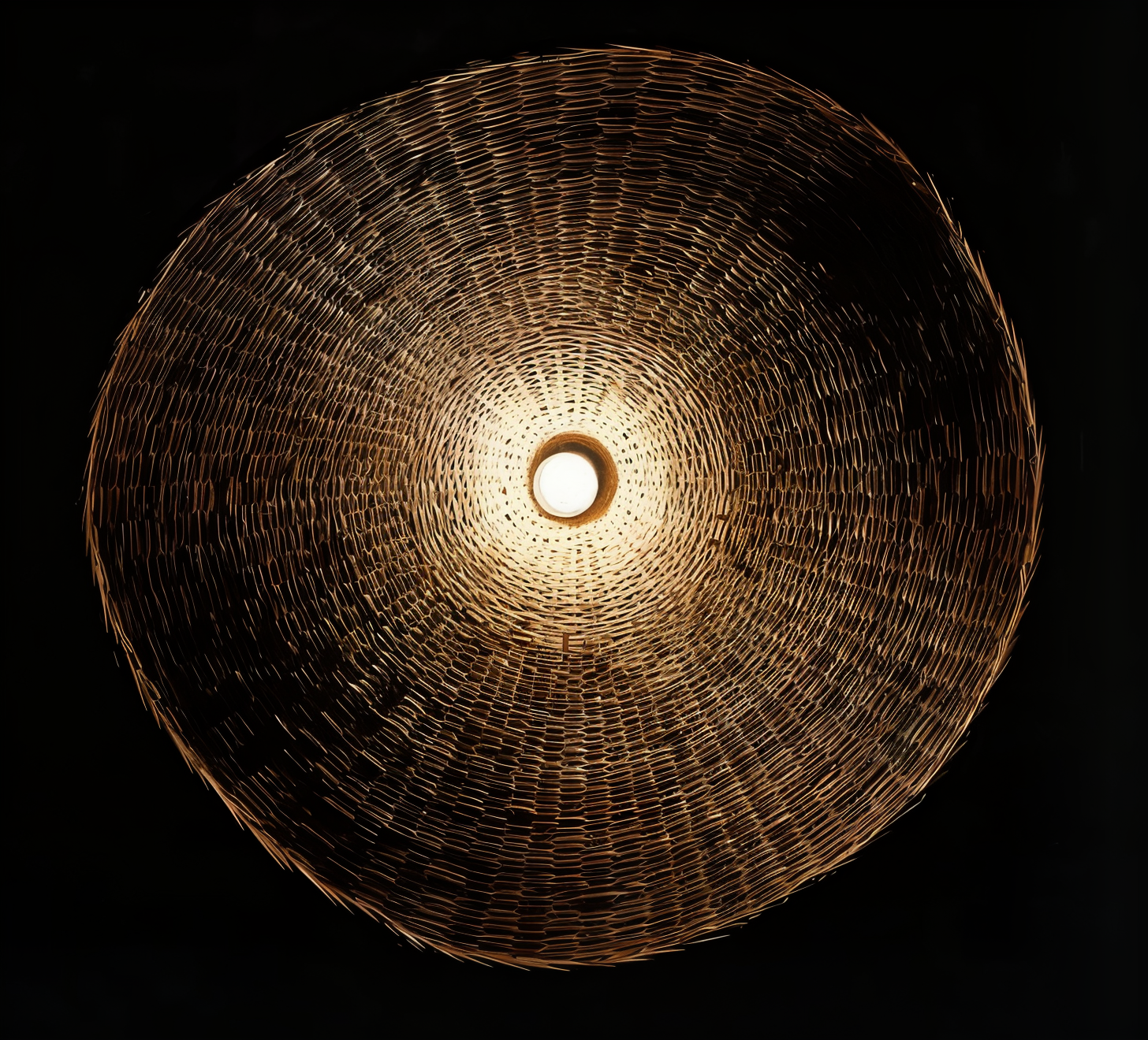Pendellampe i bambus og rattan – håndlavet loftlampe i naturligt design