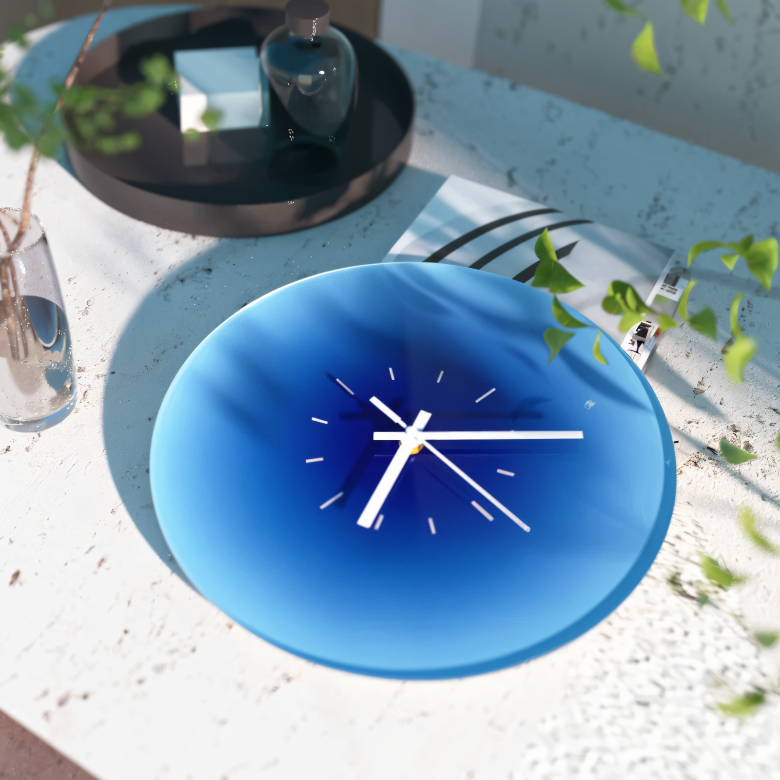 Farverig vægur i glas – lydløs design uden tikken