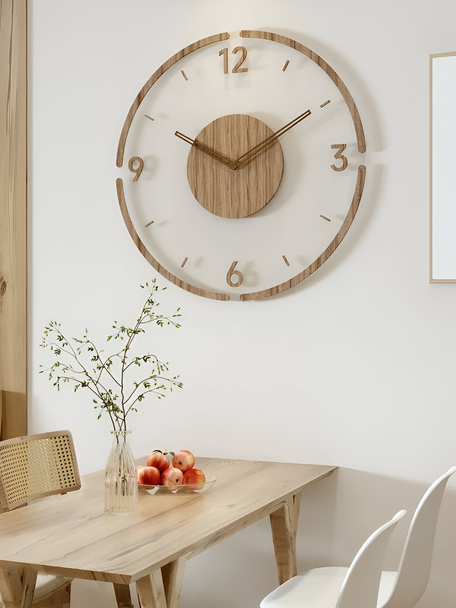 Vægur i træ med store tal – lydløst design i skandinavisk stil