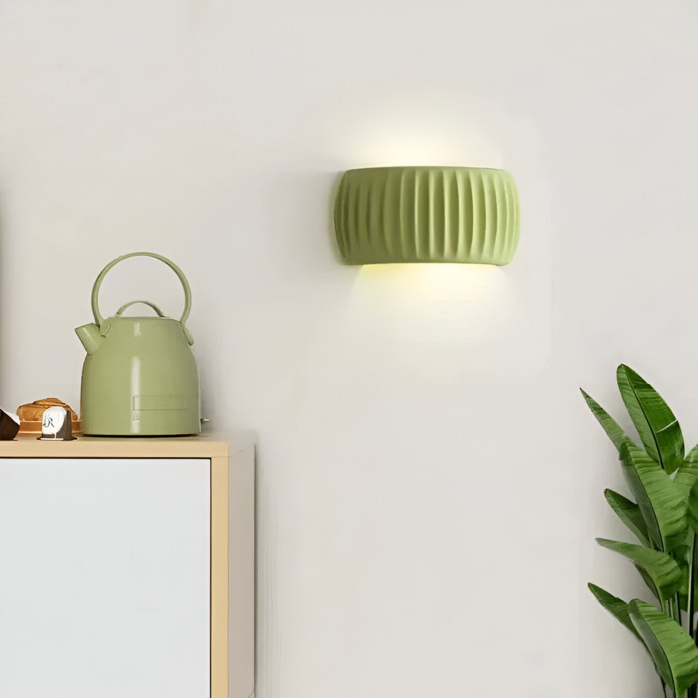 ColoraRib – Grøn Riflet Væglampe i Resin med Macaron Design & Nordisk LED