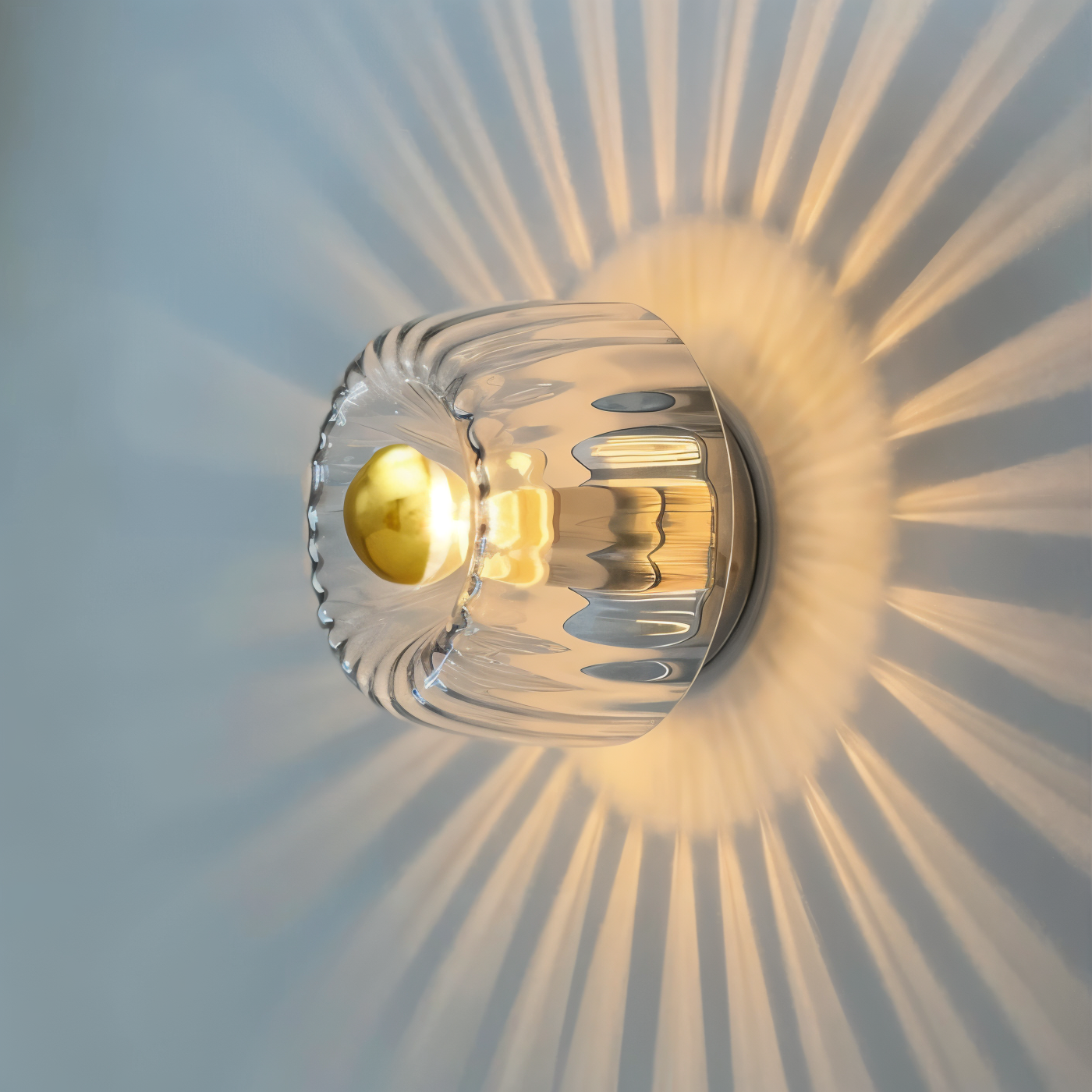 Væglampe i riflet glas – Bauhaus design med elegant lys