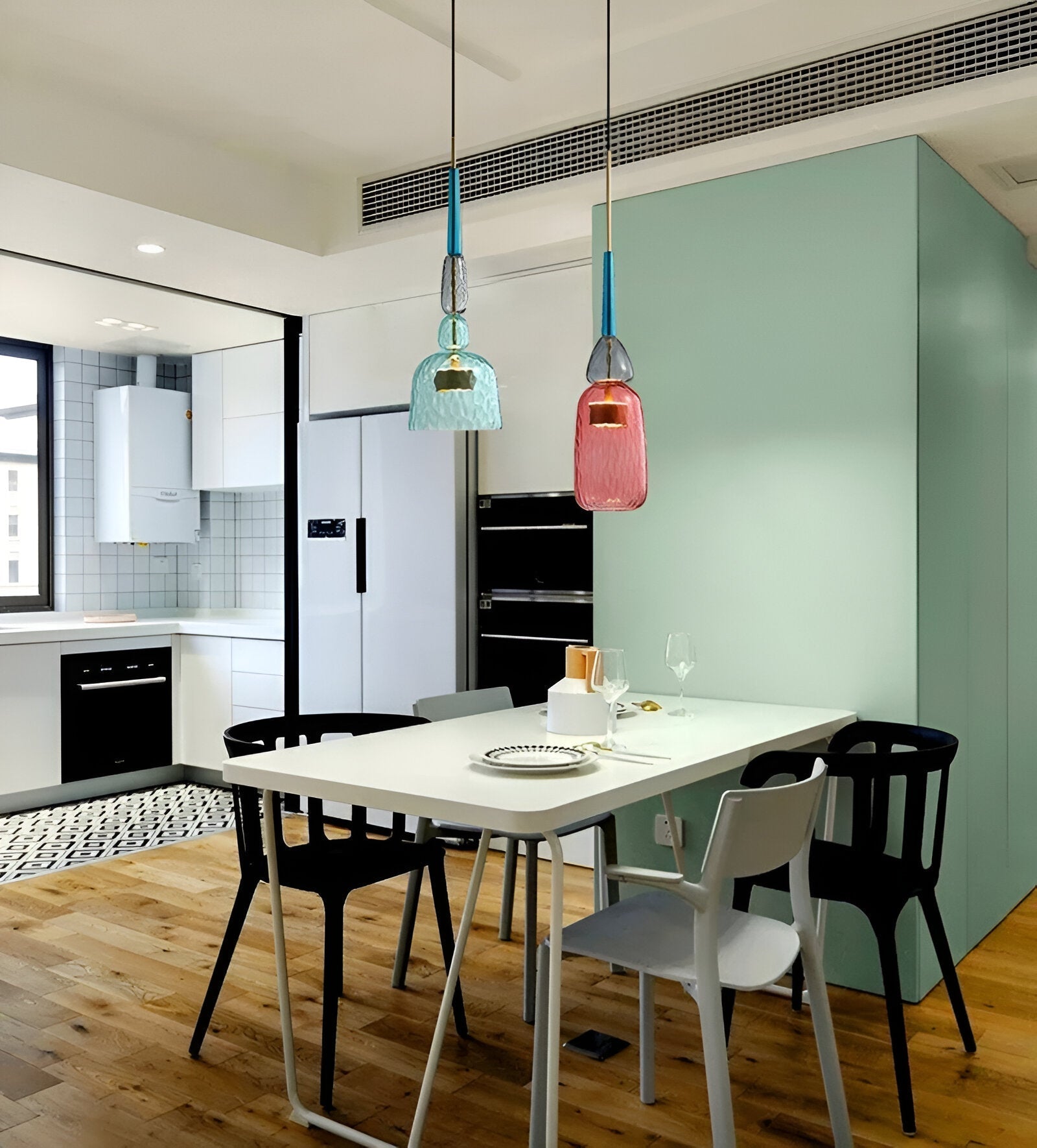 Farverig glas pendellampe – nordisk macaron design med dæmpbar LED