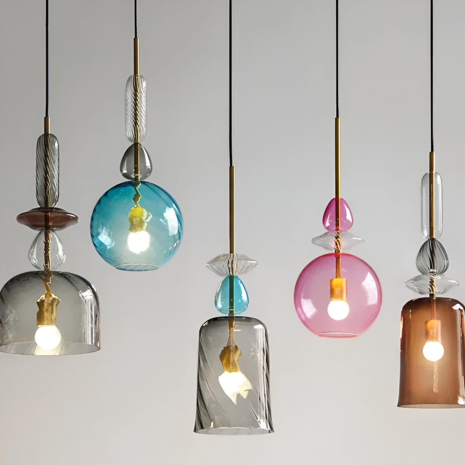 Farverig glas pendellampe – nordisk macaron design med dæmpbar LED