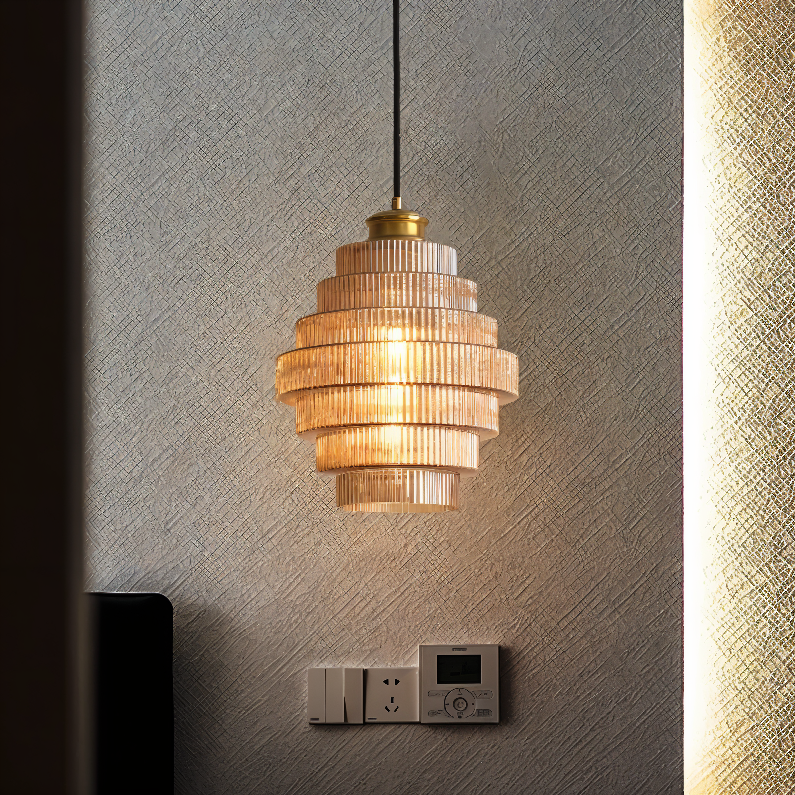 Pendellampe i glas og messing – retro lampe med lagdelt design