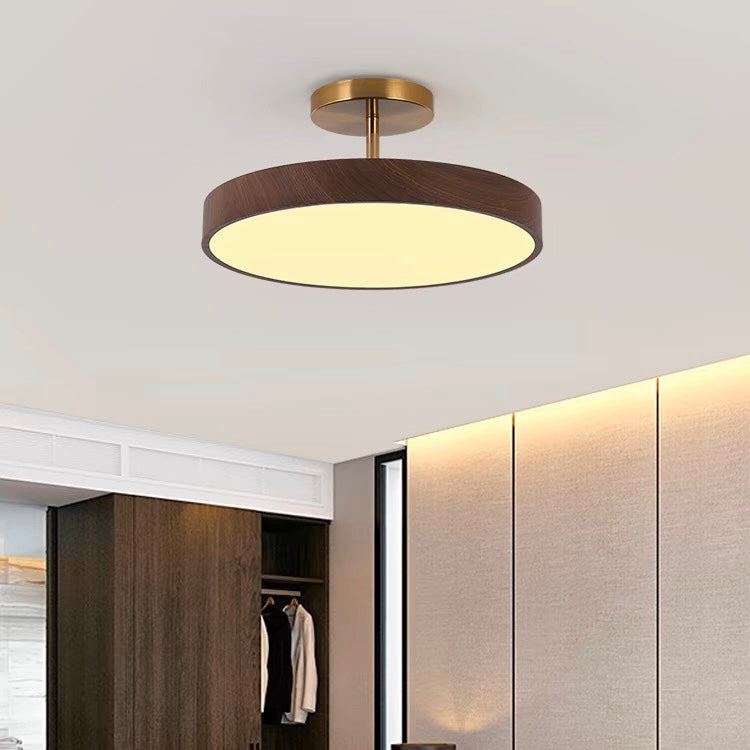 Fjell – Skandinavisk Loftlampe med Trælook & Guldfarvet Ramme