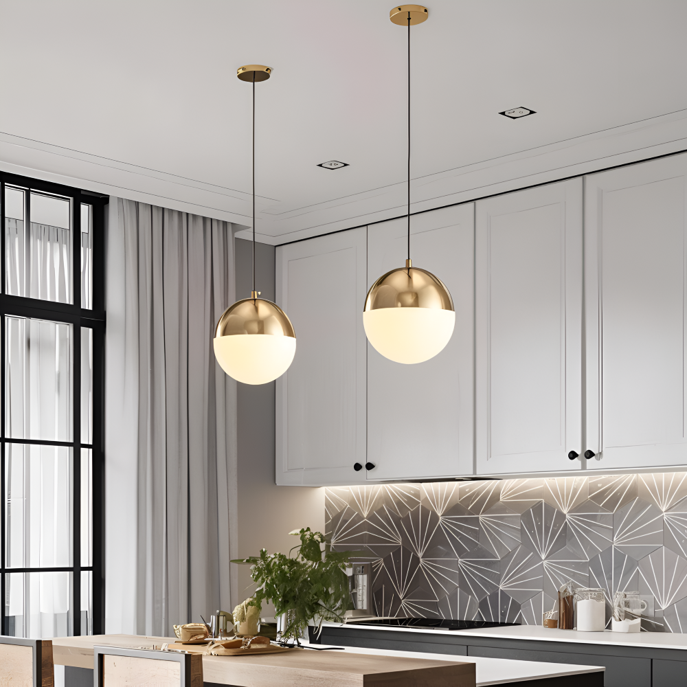 Pendellampe i guld og sort – elegant design med krystalkugle