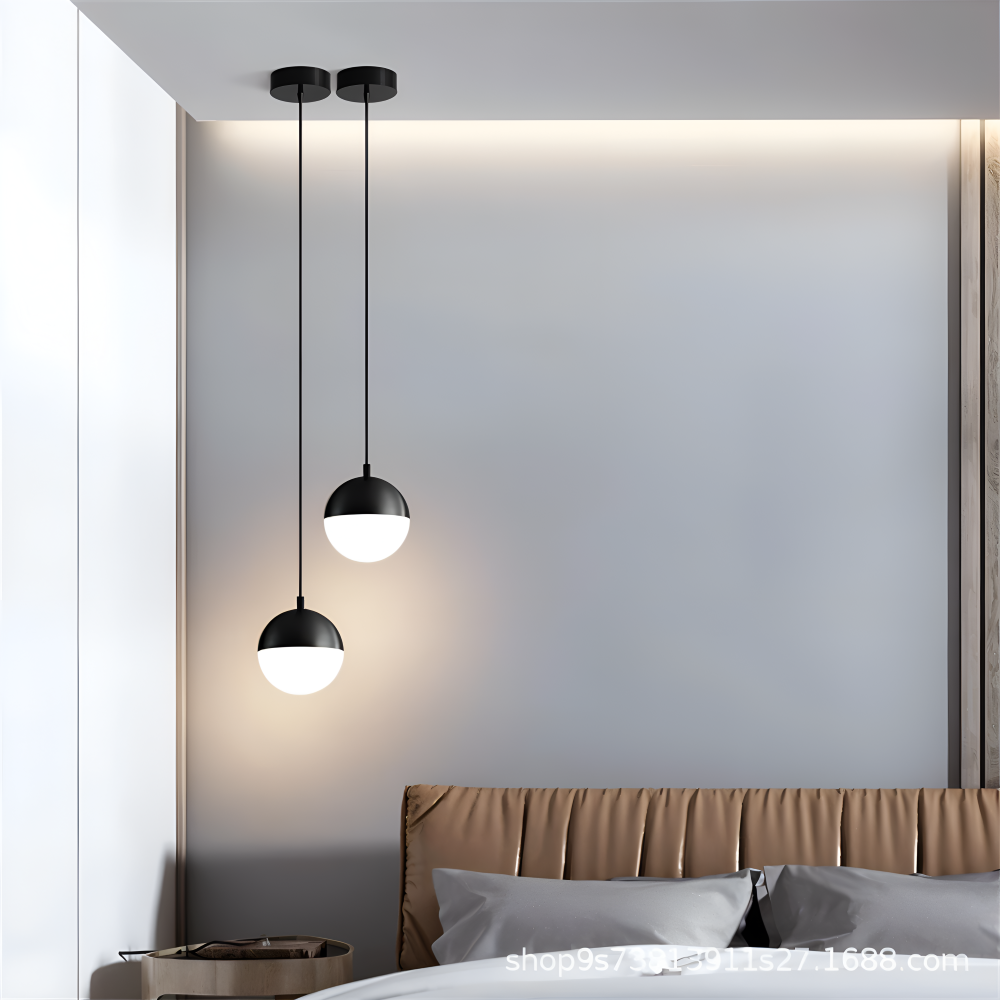 Pendellampe i guld og sort – elegant design med krystalkugle