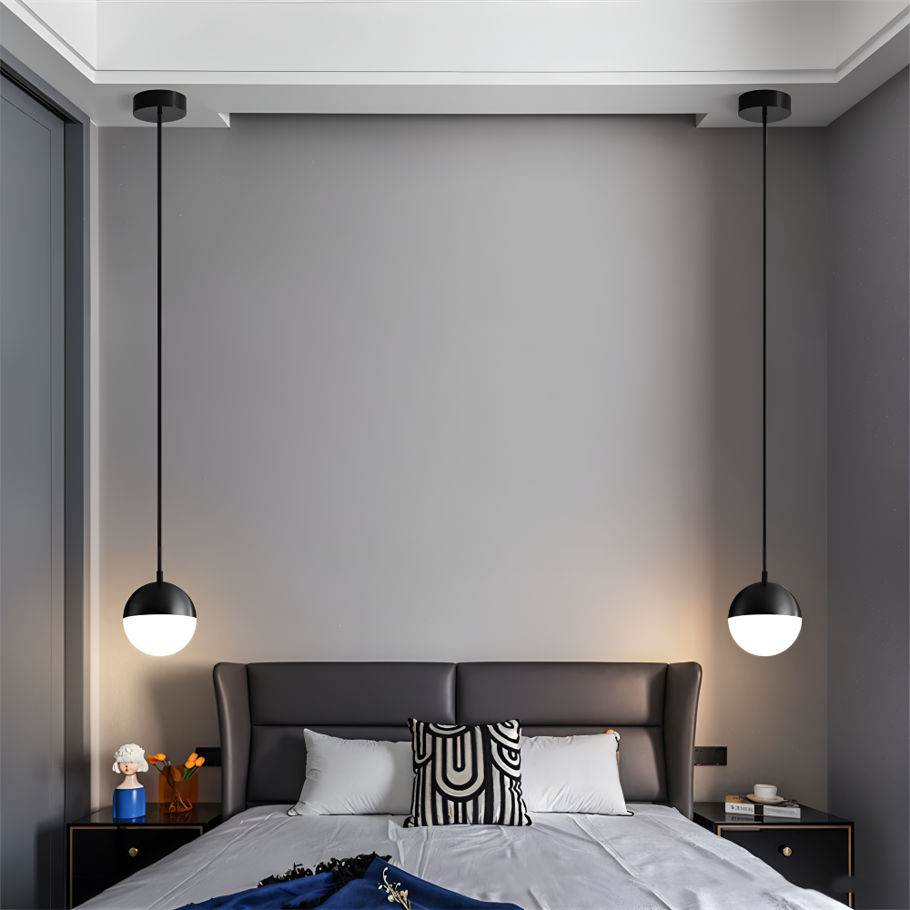 Pendellampe i guld og sort – elegant design med krystalkugle