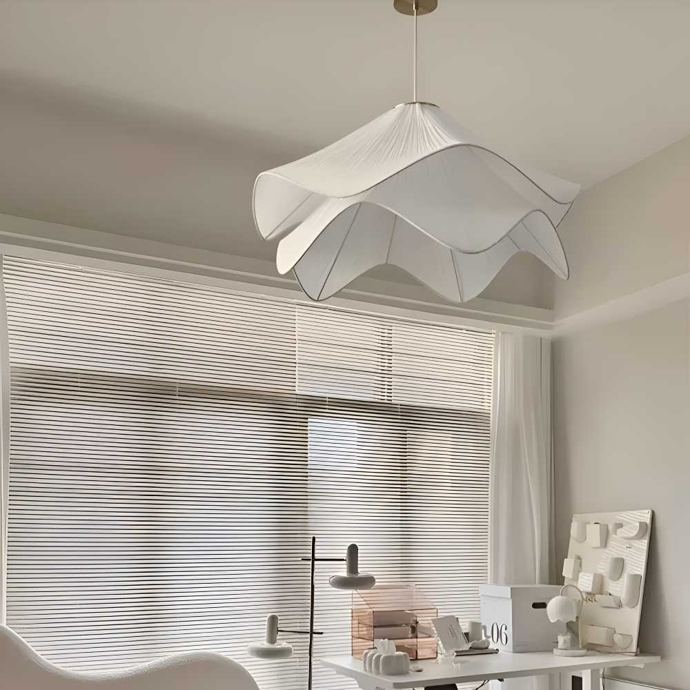 Japandi pendel lampe i blomsterformet stofdesign