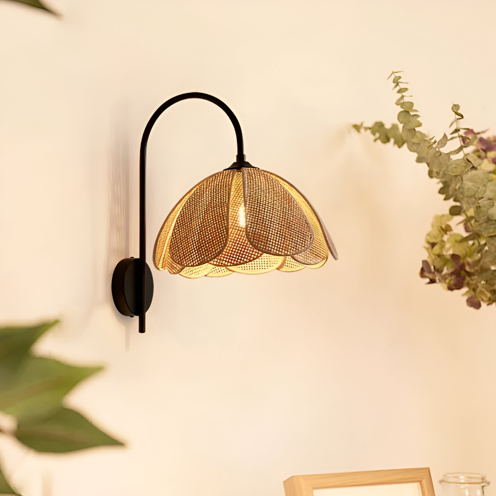 Japansk Wabi Sabi væglampe i rattan med blomsterdesign