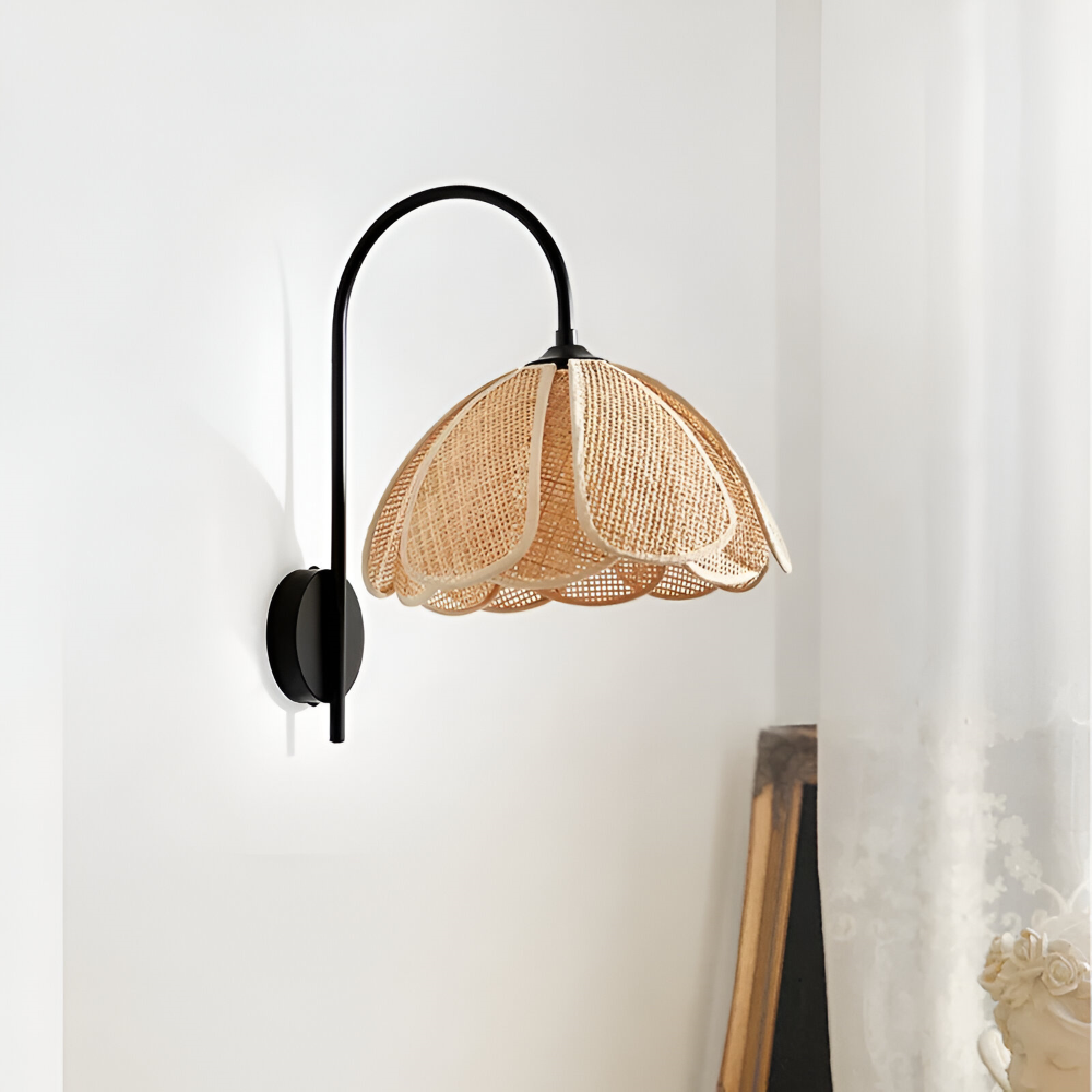 Japansk Wabi Sabi væglampe i rattan med blomsterdesign