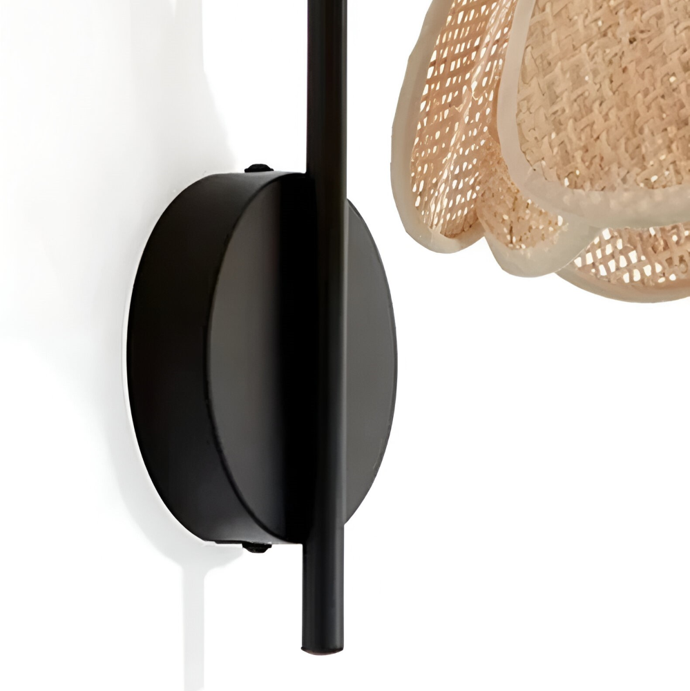 Japansk Wabi Sabi væglampe i rattan med blomsterdesign