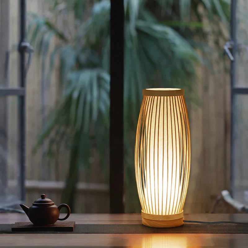 Bordlampe i bambus og træ – japansk design til rolig belysning