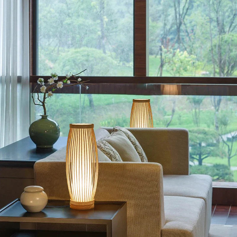 Bordlampe i bambus og træ – japansk design til rolig belysning
