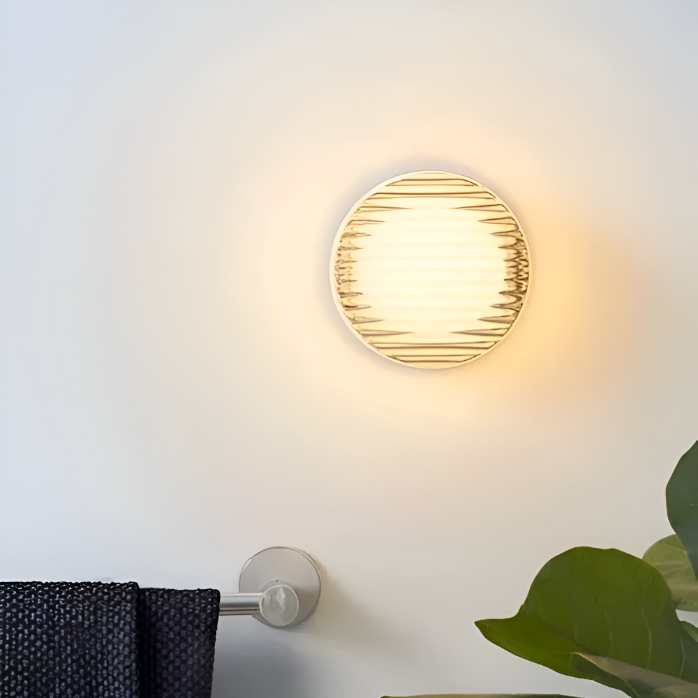 Rund væglampe i riflet glas – rav eller hvid LED lampe