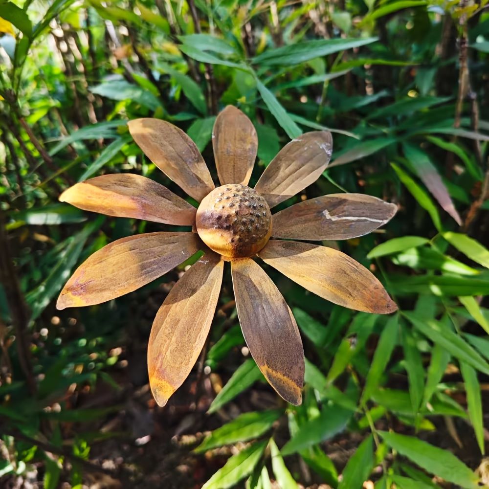 Rustikke marguerit-havespyd i metal – 5 stk.