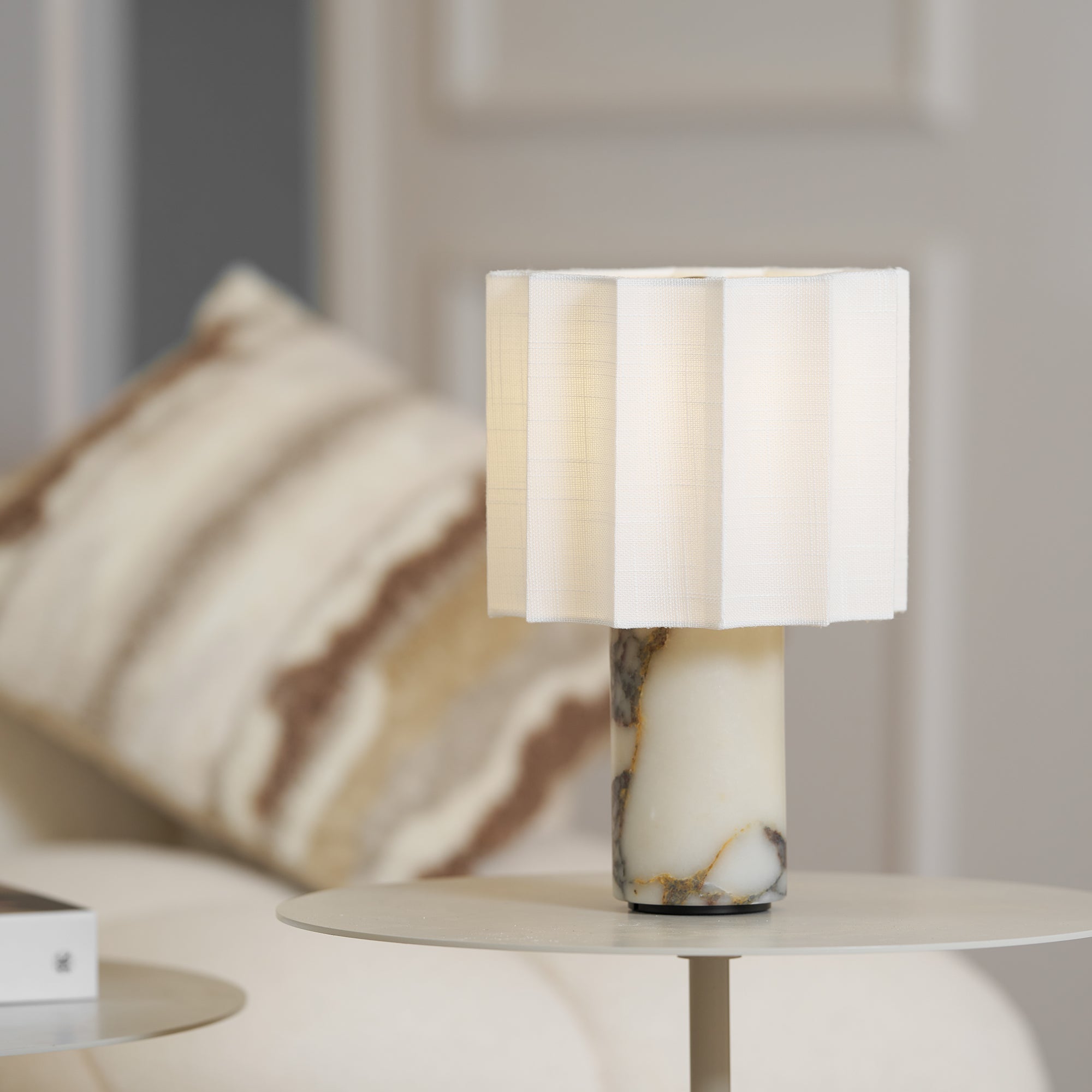 Bordlampe i marmor med LED – elegant lampe med varm belysning