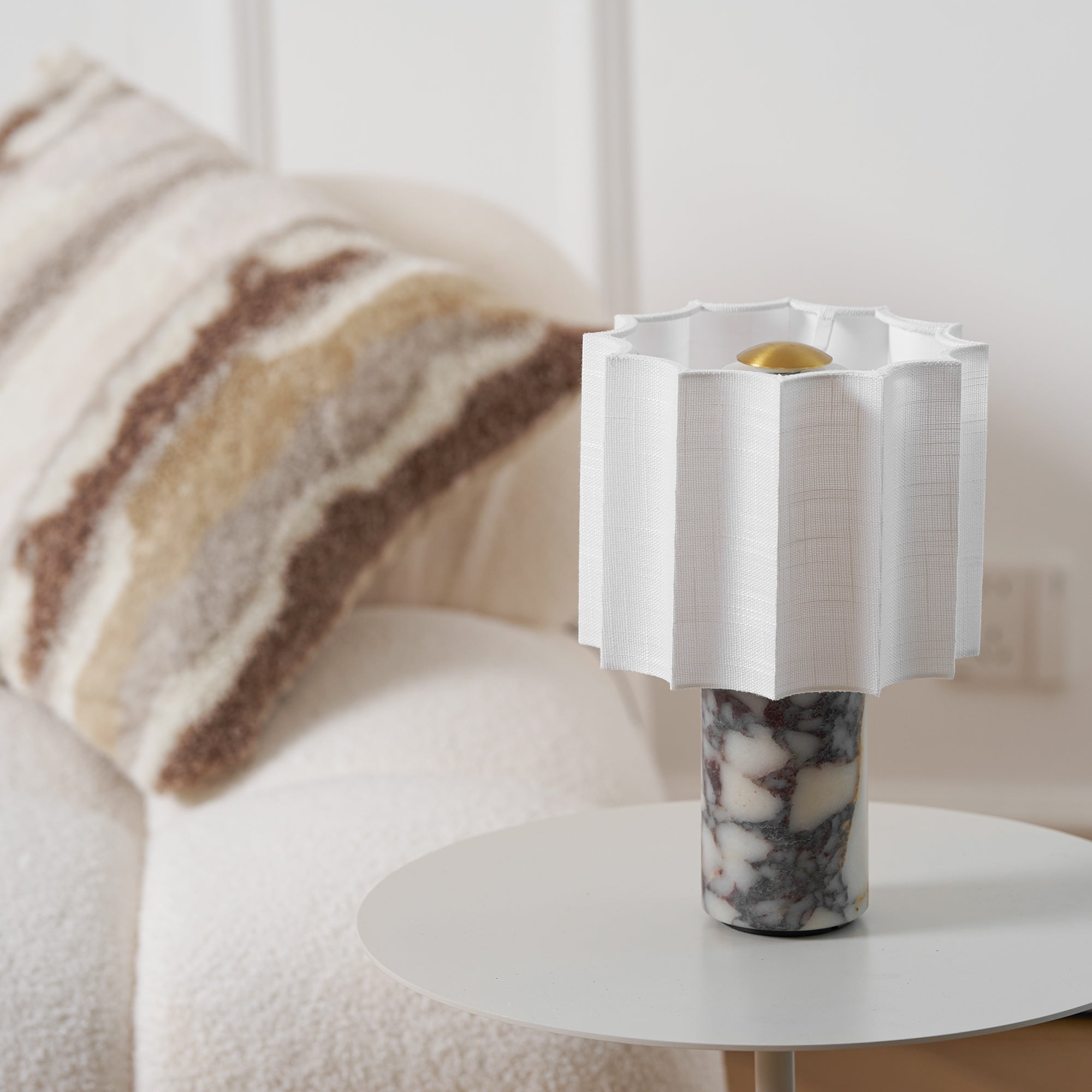 Bordlampe i marmor med LED – elegant lampe med varm belysning